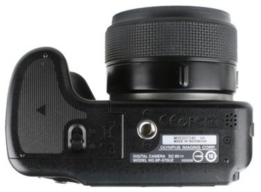 Olympus-570UZ-bottom-375.jpg