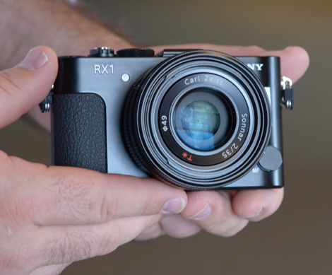 SONY_RX1_FINAL_HANDLING1.jpg