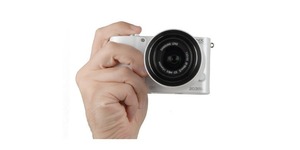 http://reviewed-production.s3.amazonaws.com/attachment/f75aed332686b369cae1d2c2bf4fa010d15b8162/s300x150_Samsung_NX1000.jpg