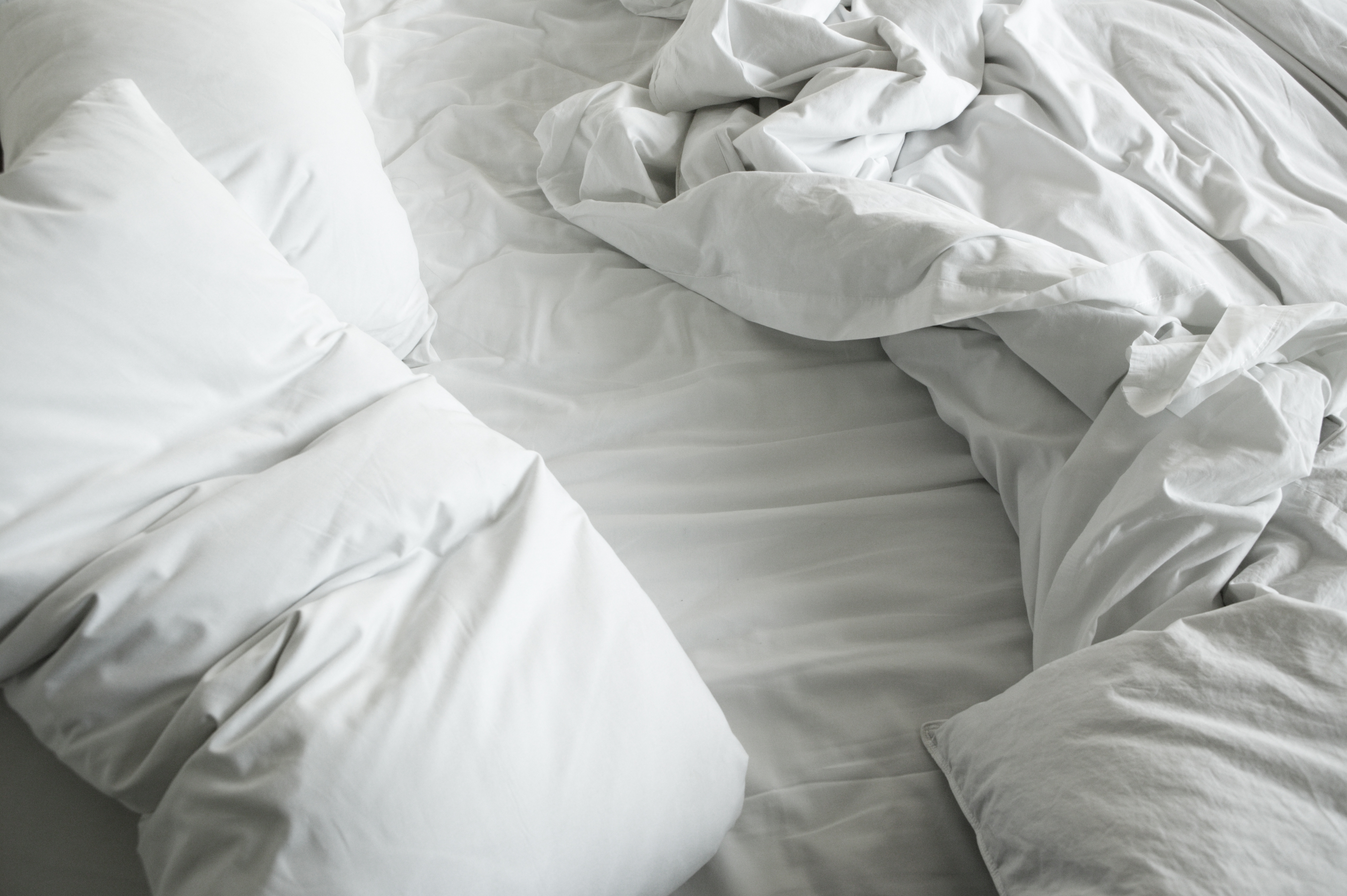 Сон эстетика. Смятая постель. Смятая простынь. Скомканное одеяло на кровати. Мятое постельное белье.