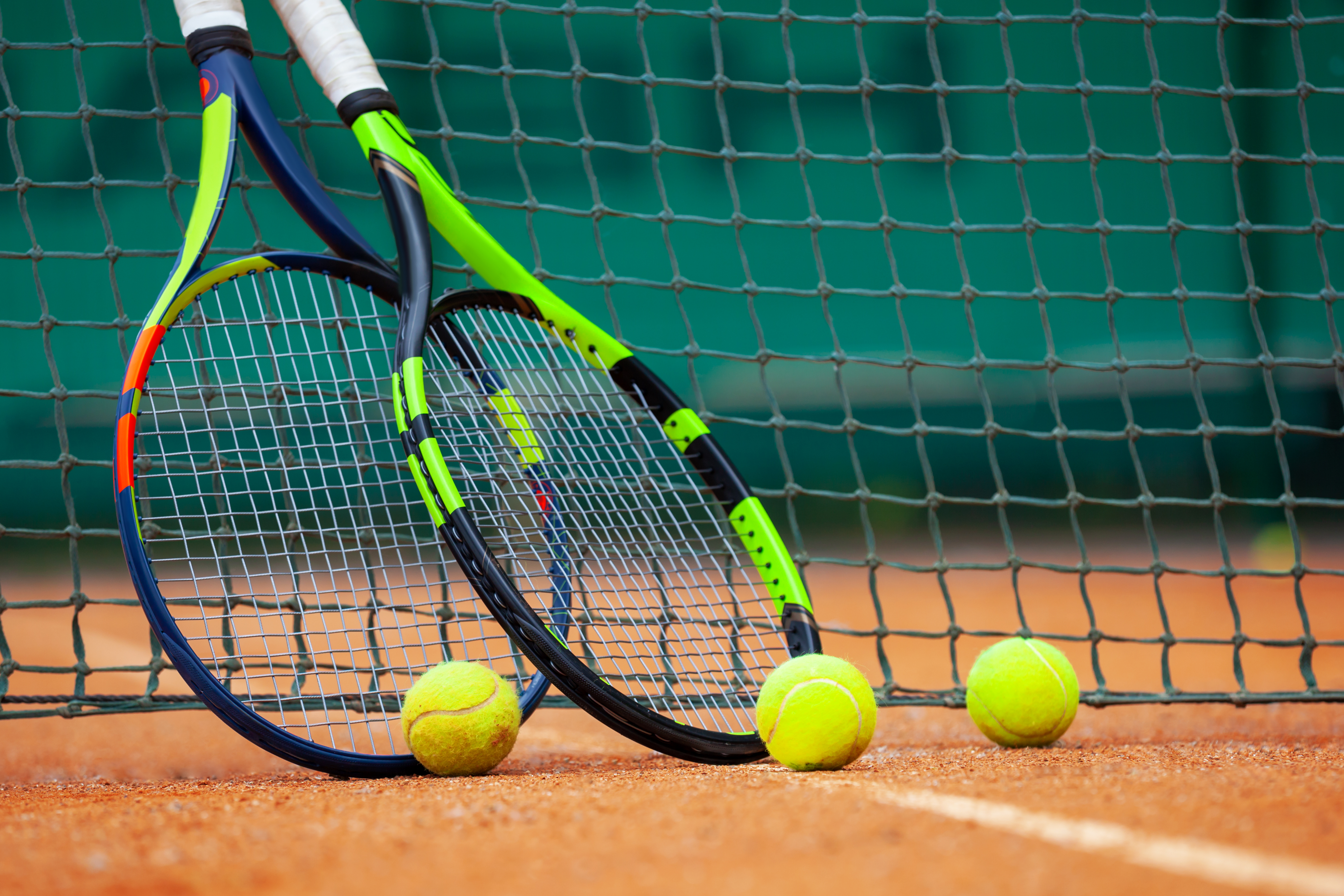 Теннисные названия. Теннис. Большой теннис. Теннисный корт с мячом и ракеткой. Теннисная ракетка и мяч.