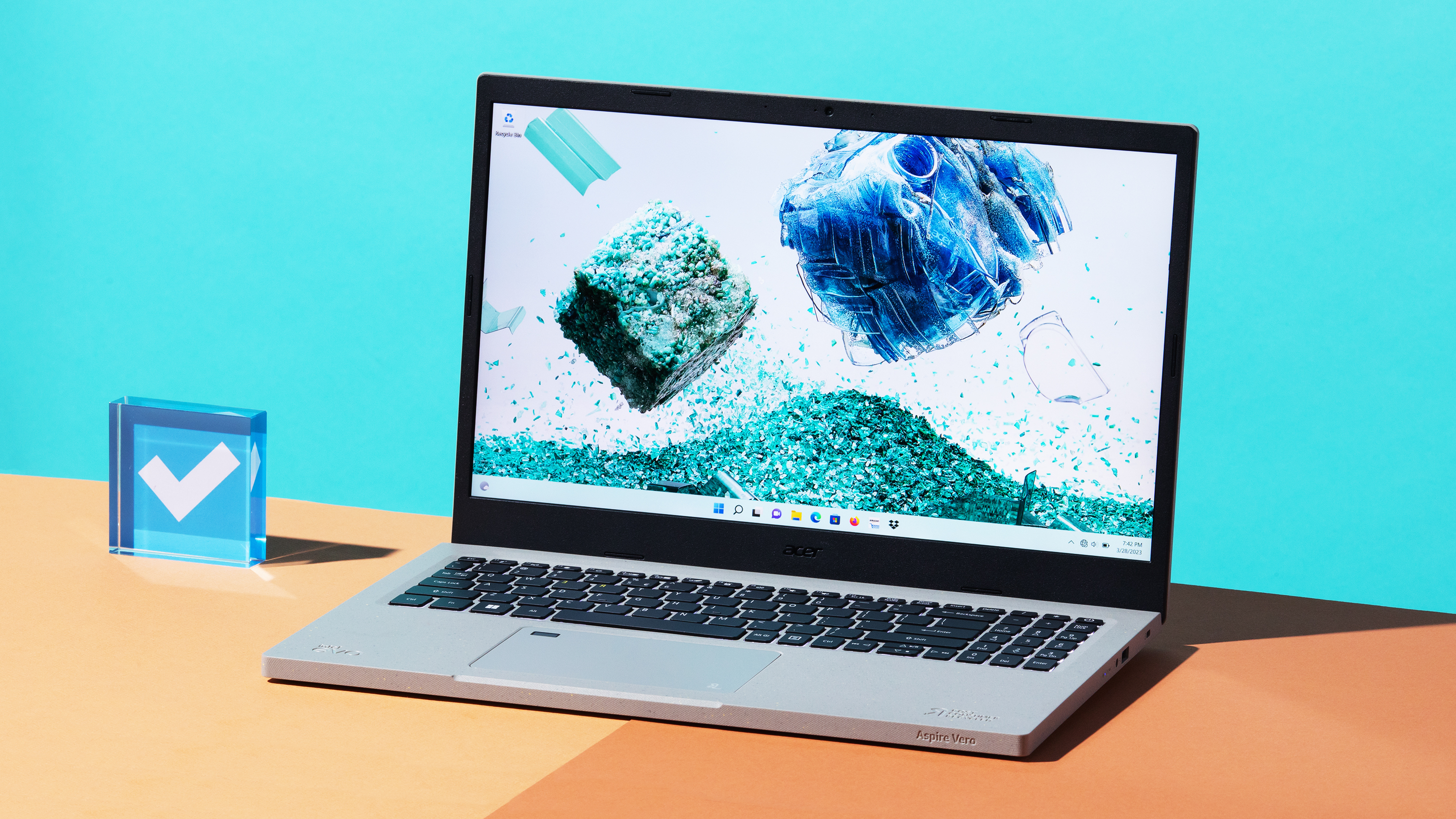 Acer Aspire Vero (2022) su un desktop con uno sfondo blu per bambini