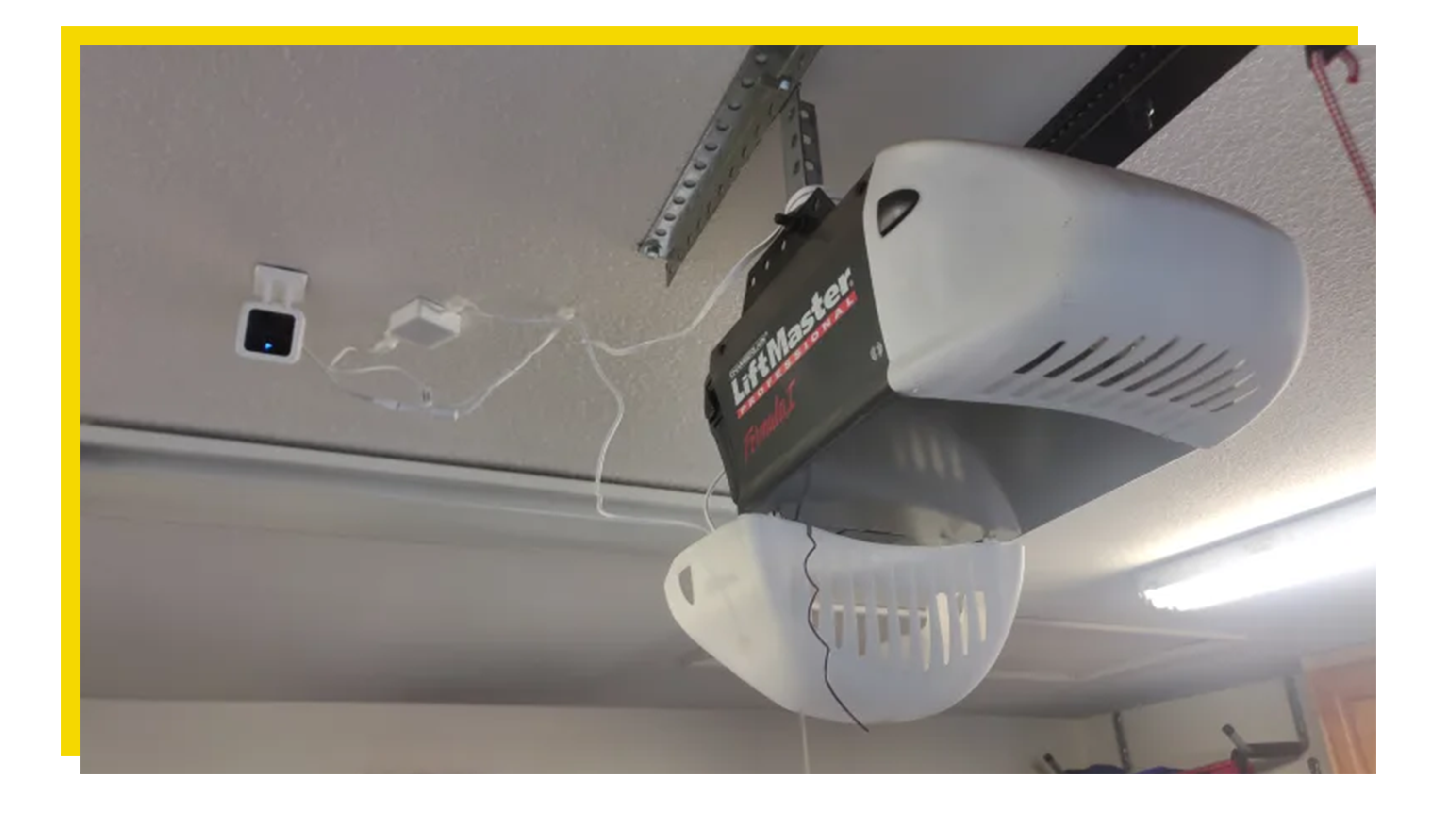실내 차고의 천장에 장착 된 정사각형 홈 보안 카메라