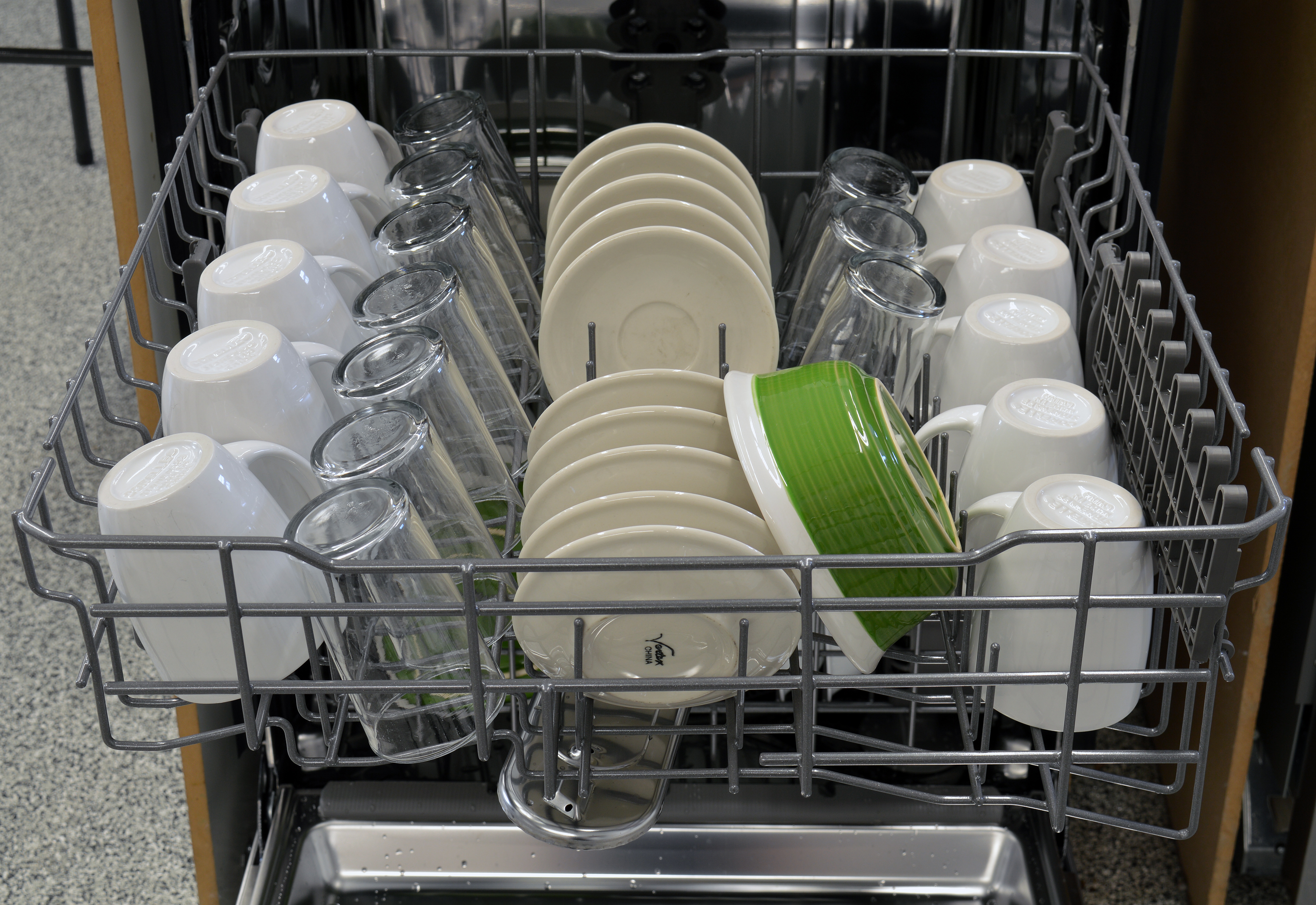 Кастрюли можно мыть в посудомойке. Загрузка посуды в посудомоечную машину Bosch 45 см. Расстановка посуды в посудомоечной машине. Расположение посуды в посудомойке. Расстановка посуды в посудомойке.