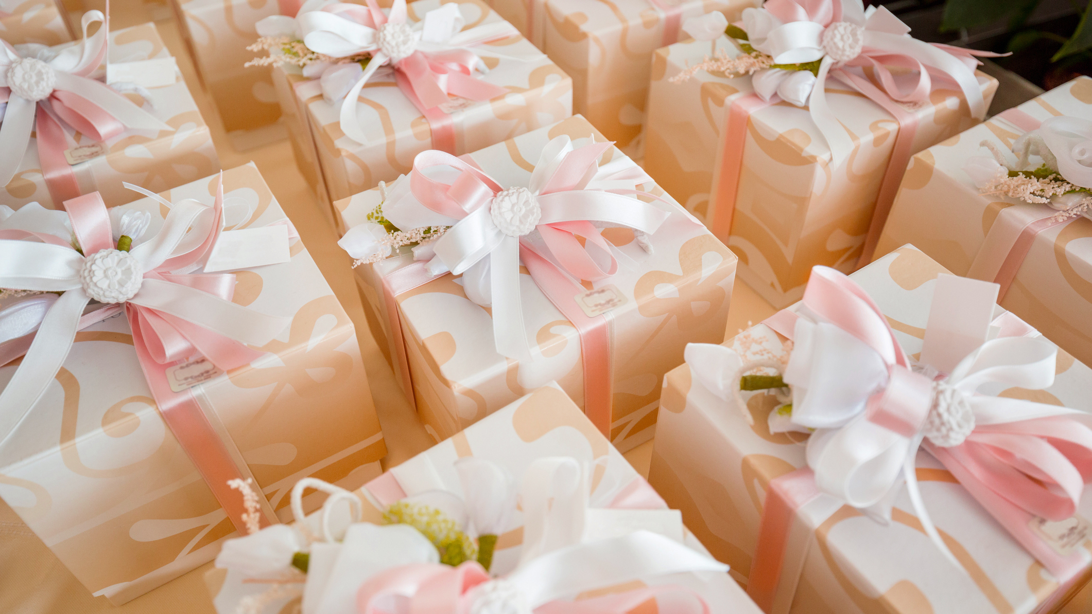 Стопка свадебных подарков - Сколько денег я должен потратить на свадебный подарок?