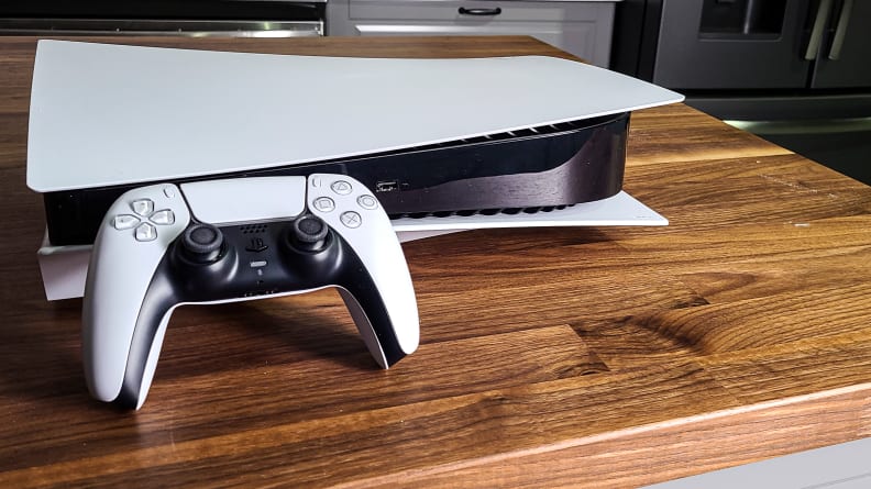 PlayStation 5 og dens kontroller på et bord