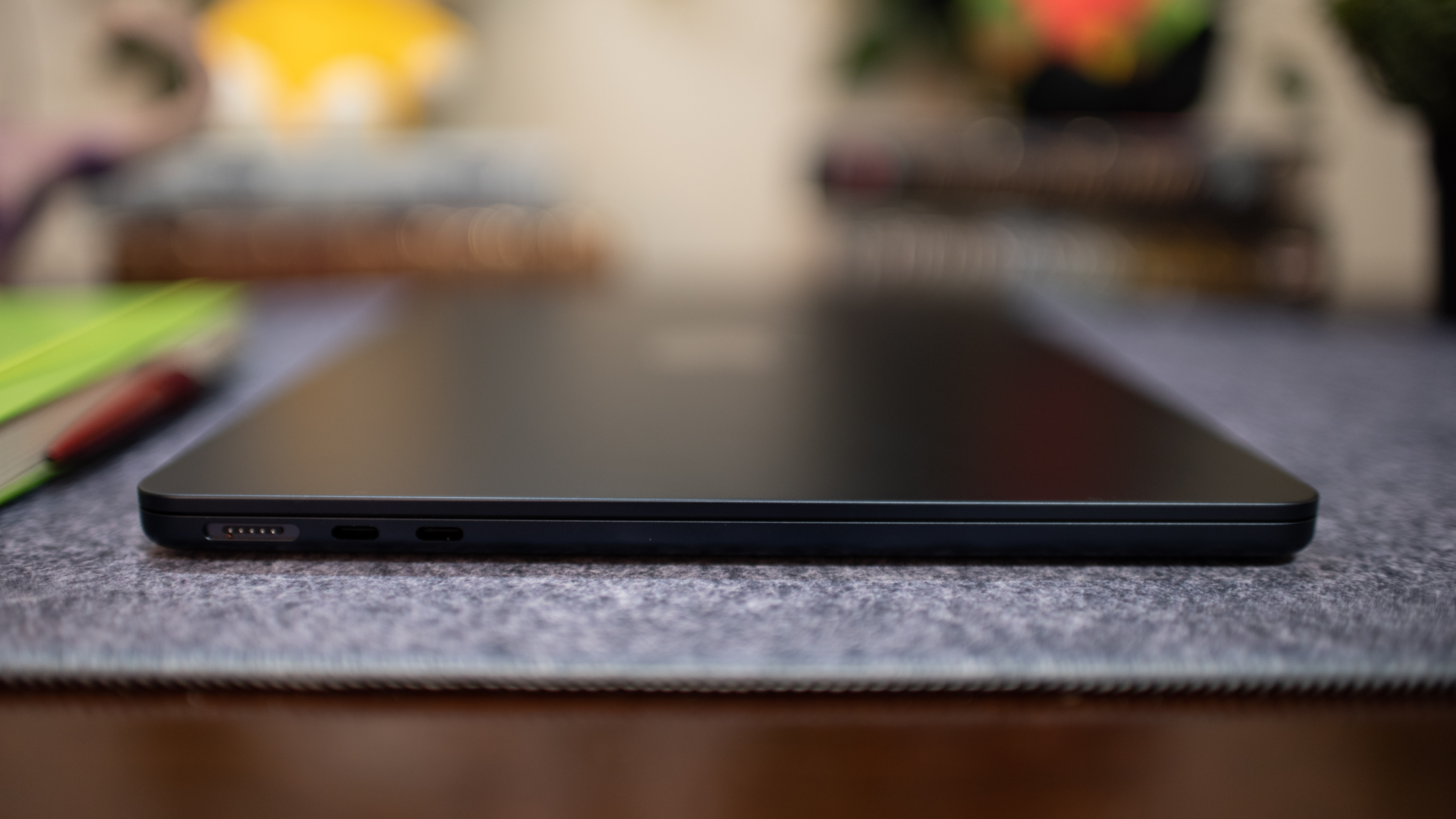 Страничен изглед на MacBook Air M2, който надвишава M1 едва в прегледания
