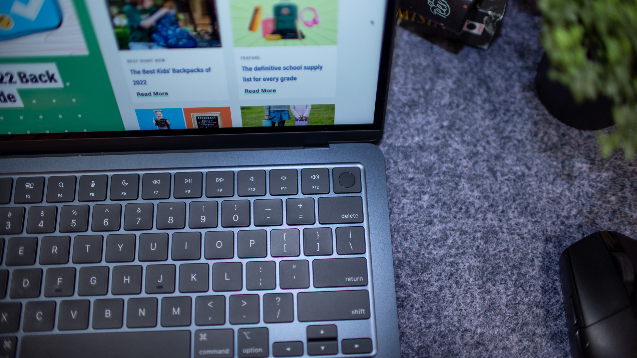 Součástí záběru klávesnice MacBook Air M2, zobrazující funkce funkce plné výšky