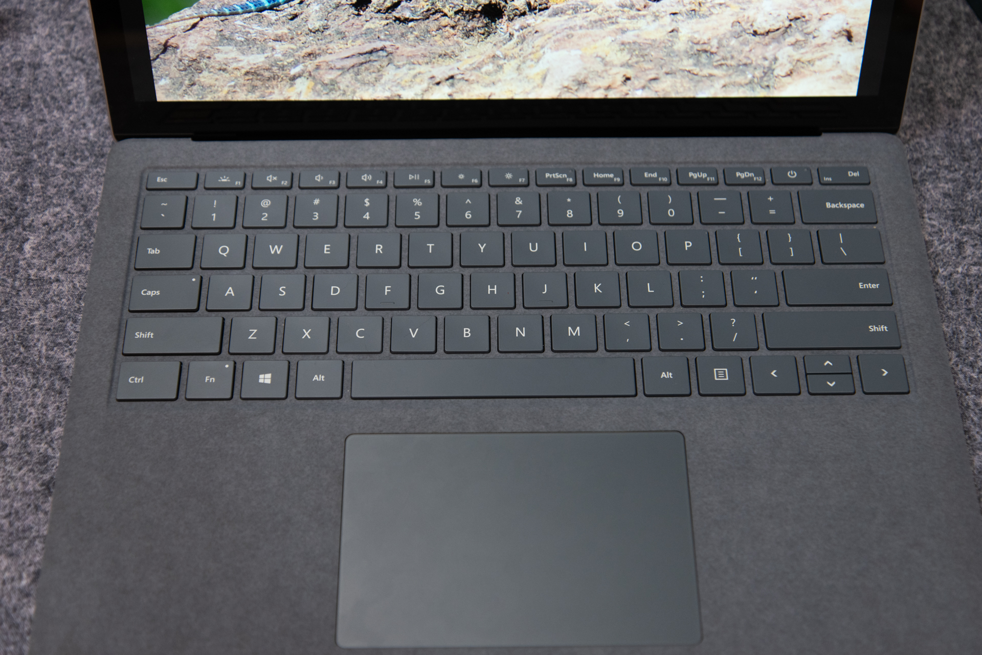 Uma foto aérea do teclado e trackpad