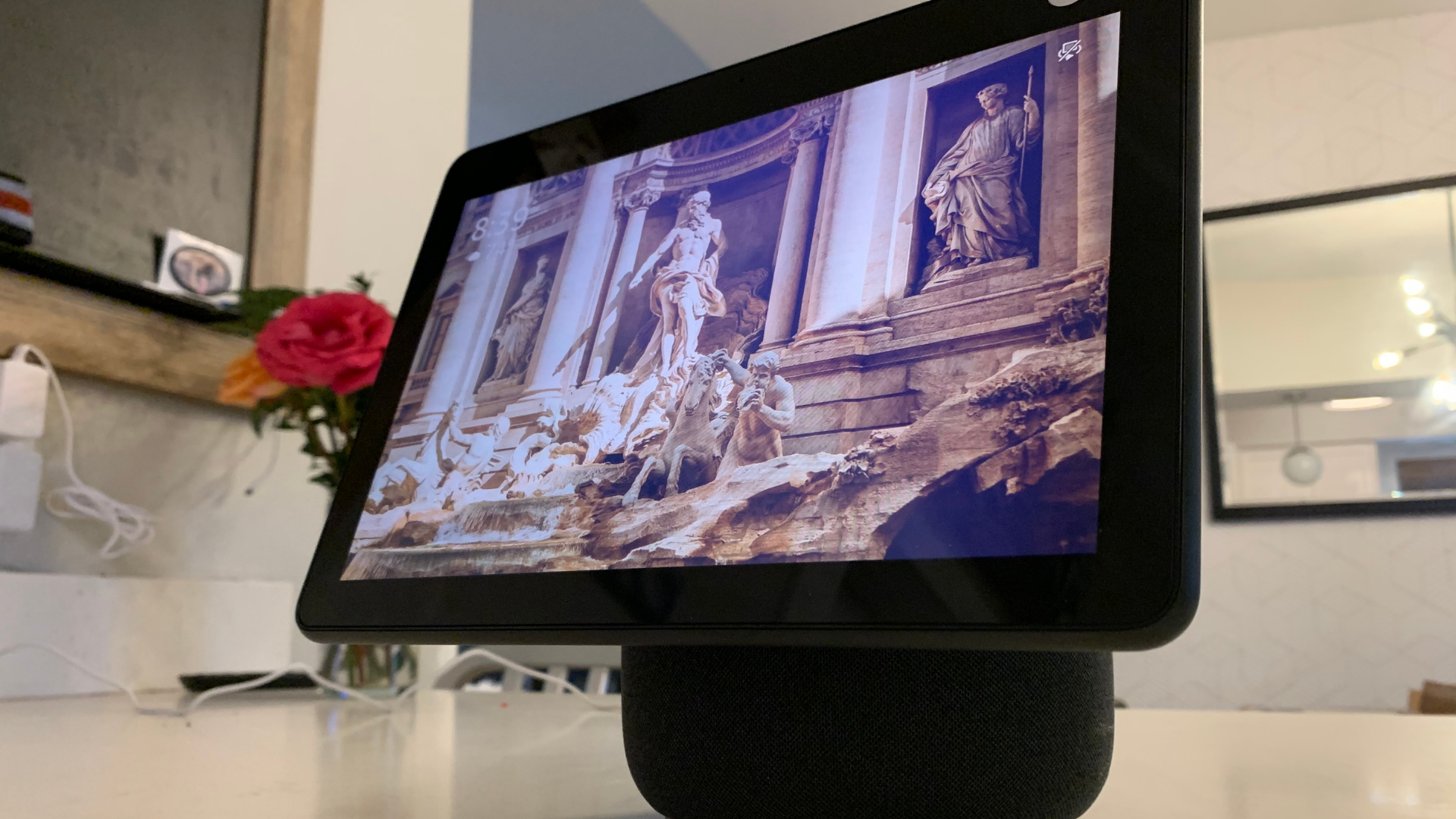Amazon Echo Show 10 Smart Display находится на прилавке