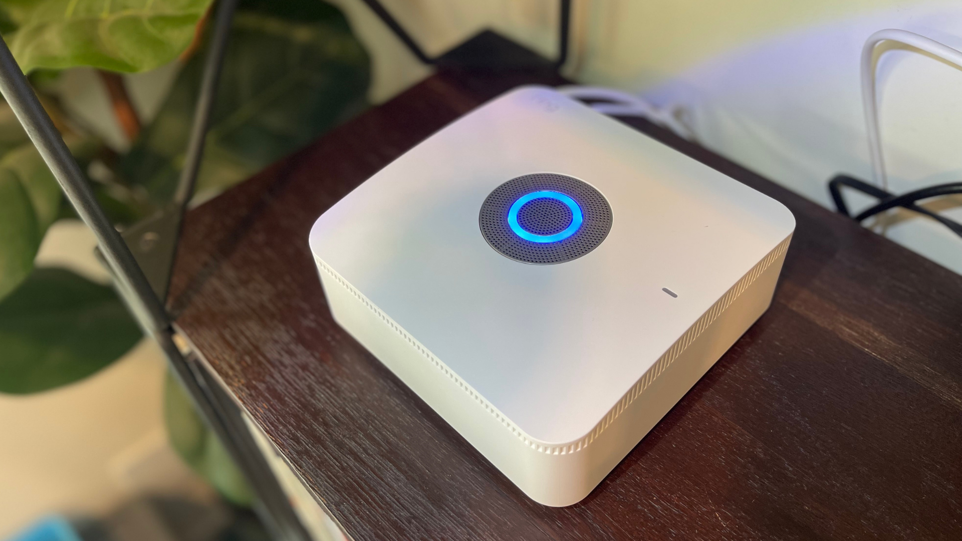 Базовая станция Ring Alarm Pro находится на книжной полке