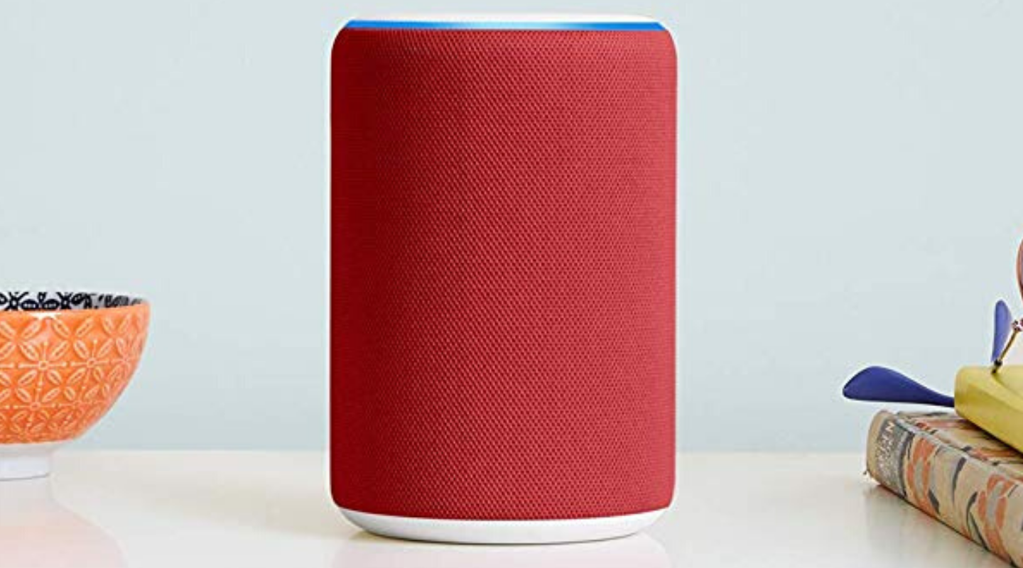 ลำโพง Amazon Echo (รุ่นที่สาม) สีแดงตั้งอยู่บนเคาน์เตอร์