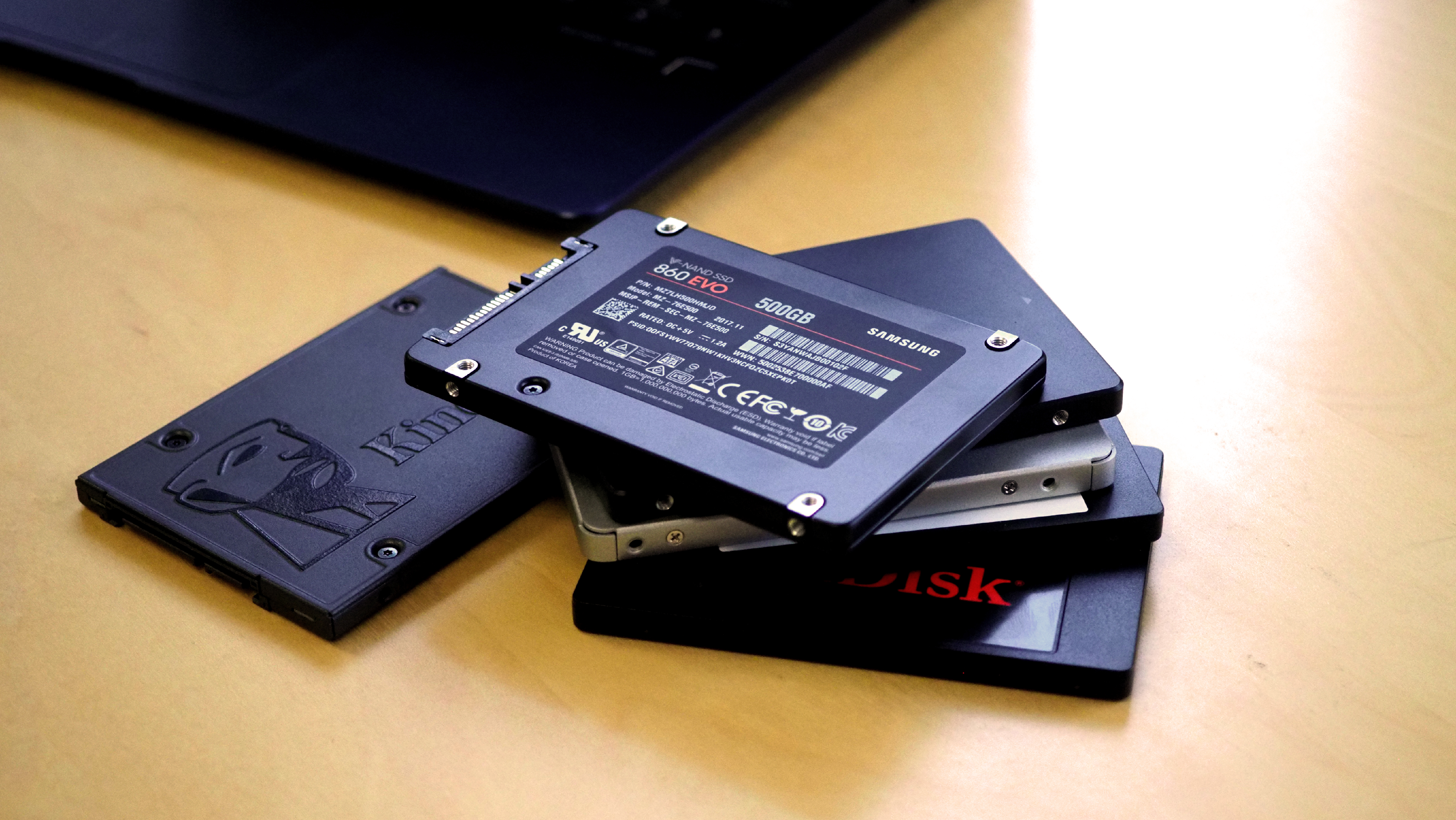 Ein Foto eines Stapels von 2,5-Zoll-SSDs