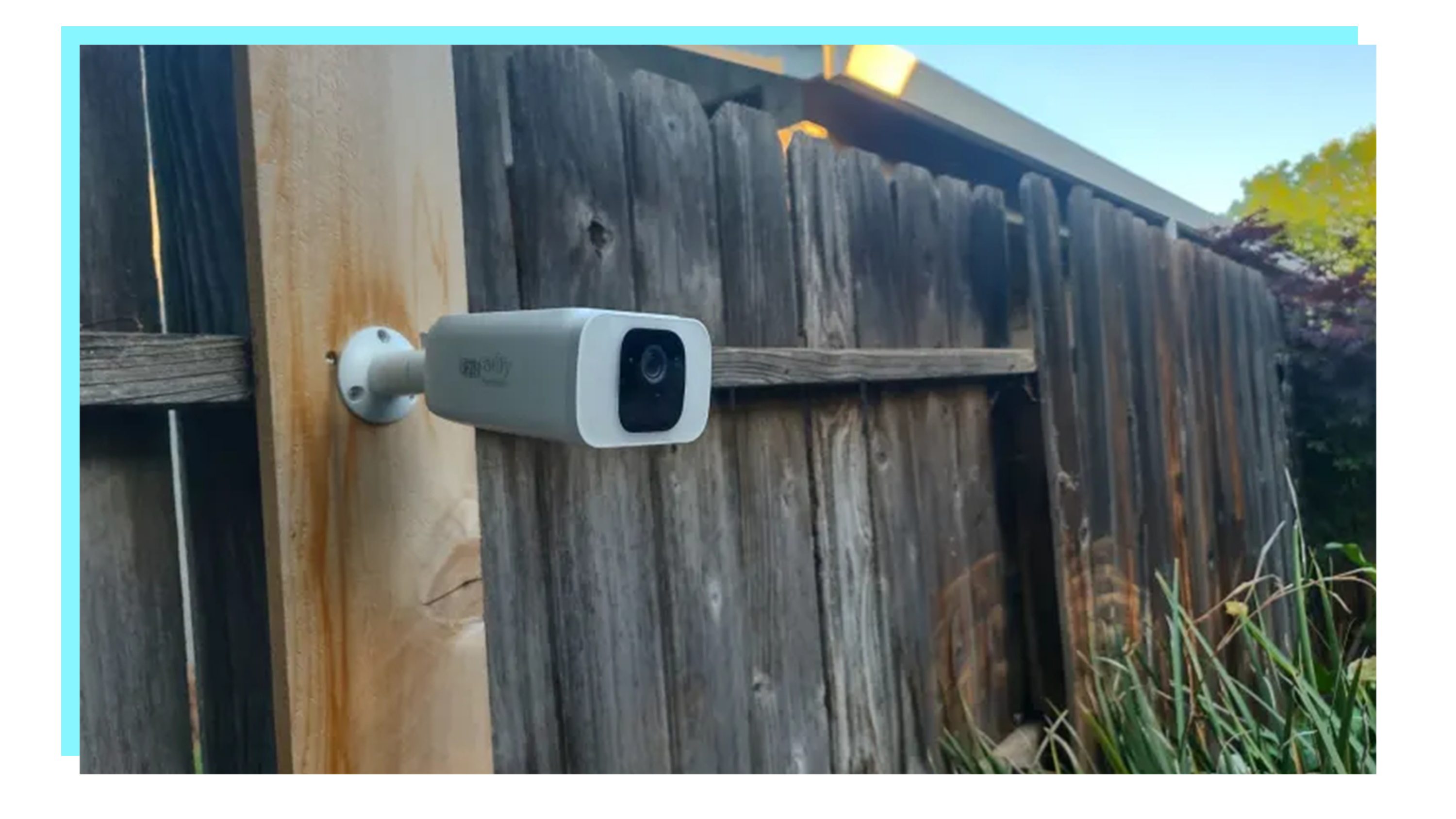 eufy 태양열 보안 카메라는 야외에서 펜스에 장착되었습니다