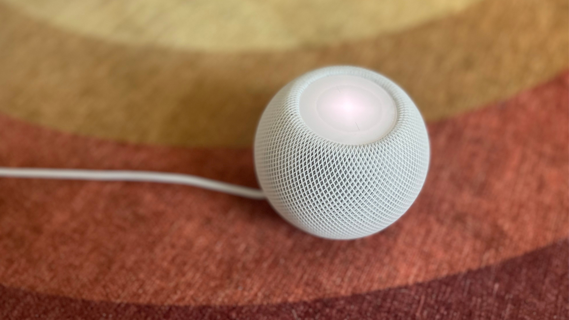 HomePod Mini сидит на полу