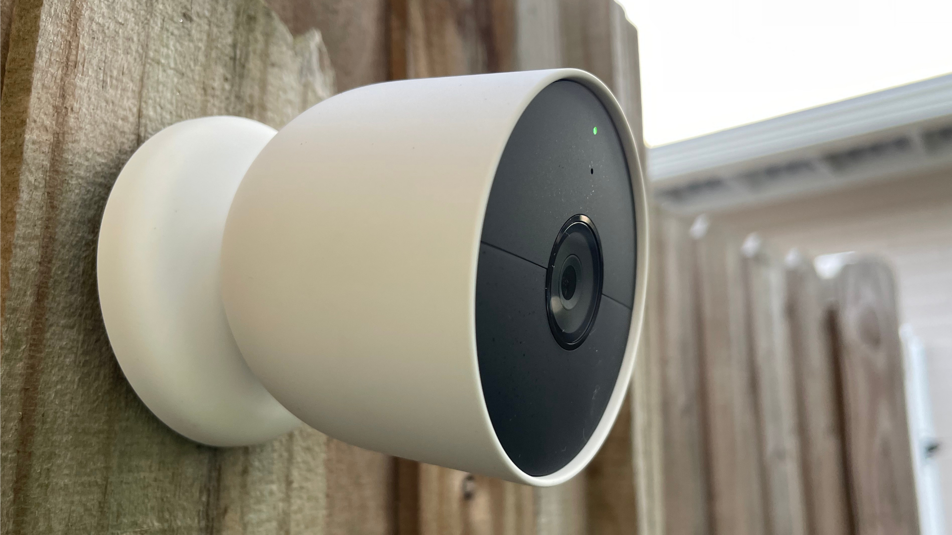מצלמת הקן (סוללה) תלויה על גדר עץ