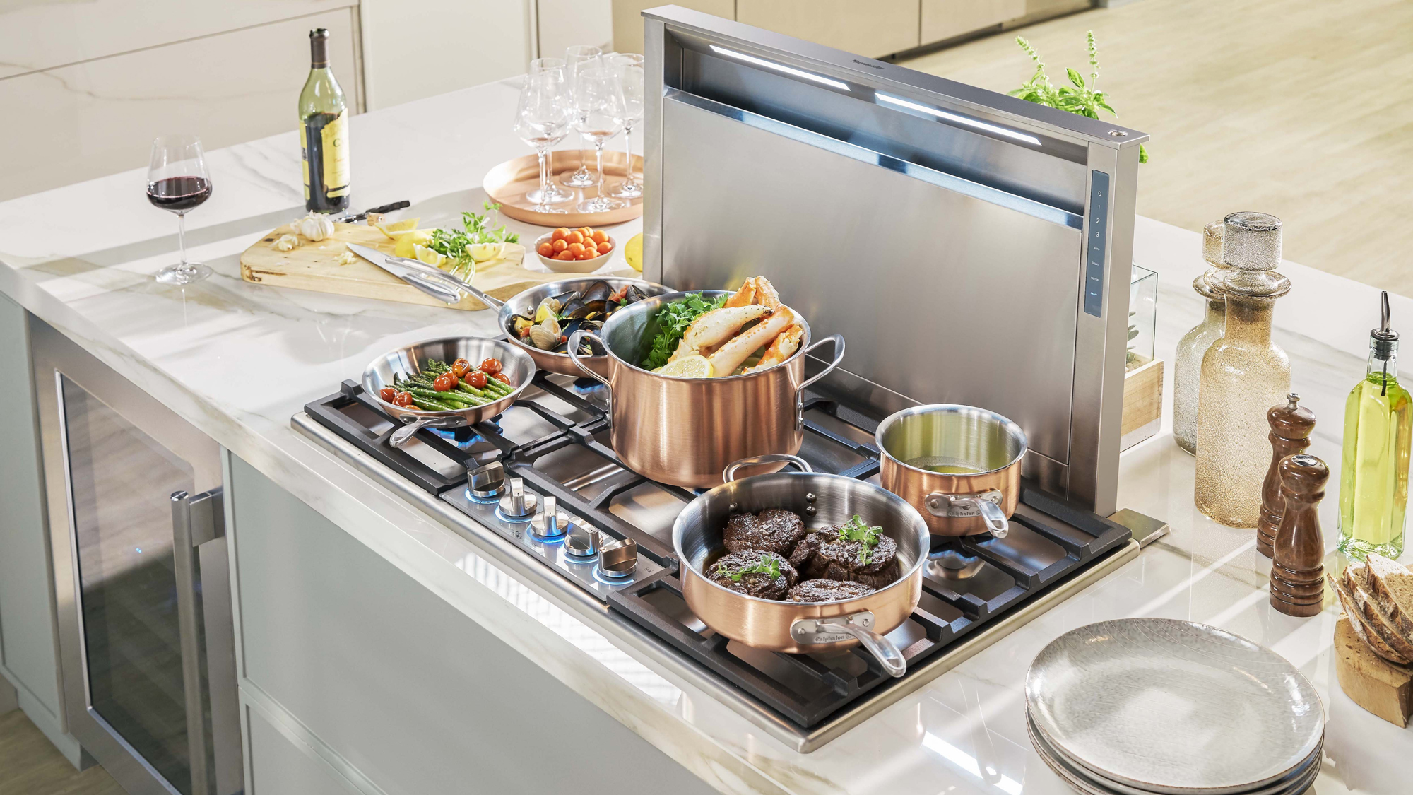 Серия Thermador, установленная на современной кухне с множеством домашних украшений.