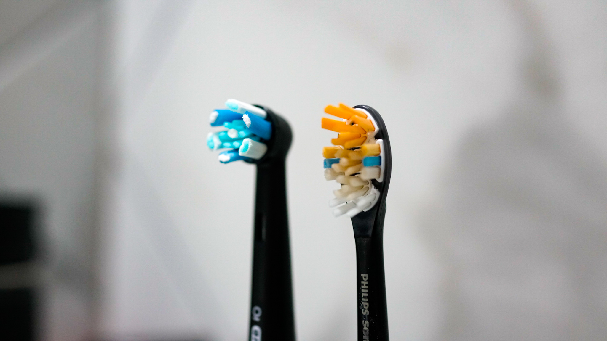As cabeças de escova de uma escova de dentes oral B e Philips Sonicare colocou lado a lado, a fim de comparar as diferenças entre eles
